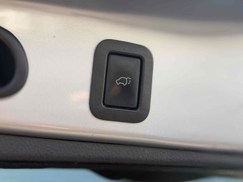 Used 2016 Toyota Highlander XLE FWD image 12