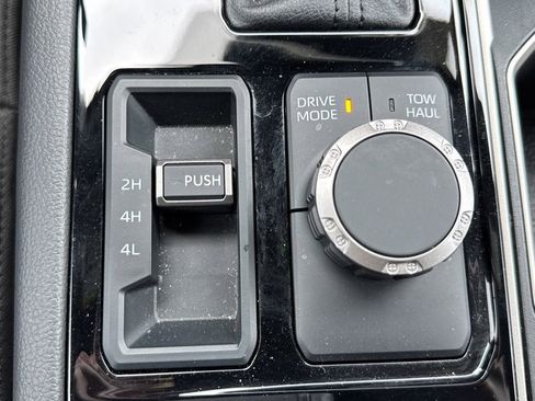 Used 2025 Toyota Tundra Limited AWD/4WD image 11