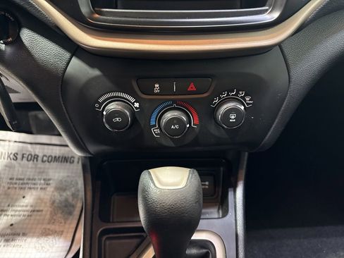 Used 2016 Jeep Cherokee Sport FWD image 18