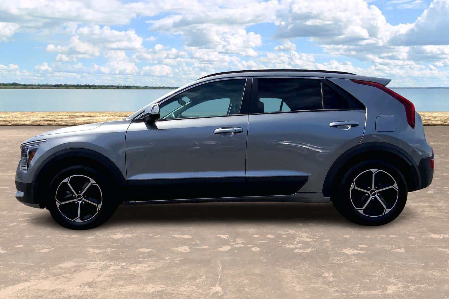 Used 2023 Kia Niro EX FWD image 3