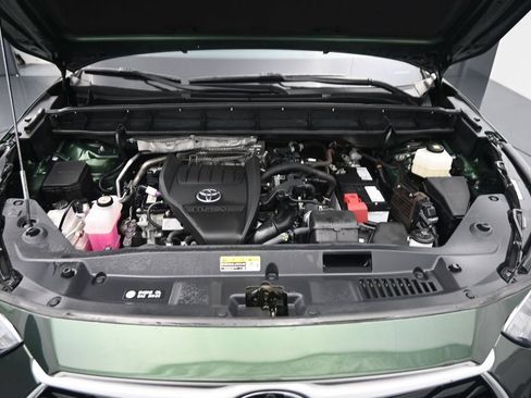 Used 2024 Toyota Highlander XLE FWD image 14