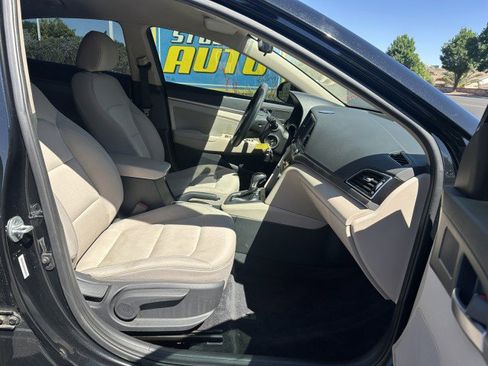 Used 2017 Hyundai Elantra SE FWD image 18