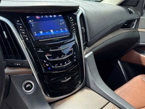 Used 2018 Cadillac Escalade ESV Premium Luxury image 28