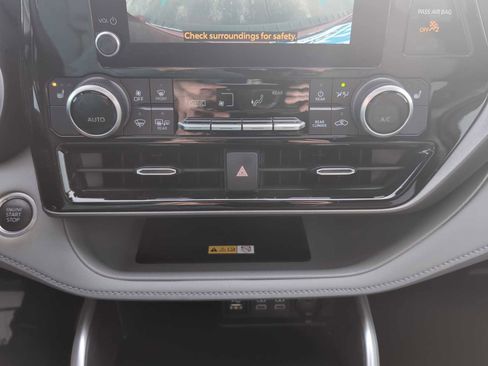 Used 2024 Toyota Highlander XLE FWD image 19