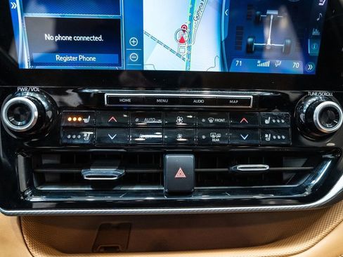 Certified 2021 Toyota Highlander Platinum image 28