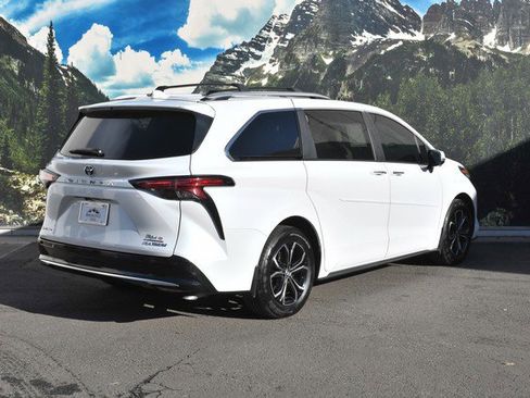 Certified 2025 Toyota Sienna Platinum image 3