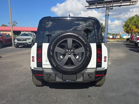 Used 2024 Land Rover Defender 110 X-Dynamic SE image 4