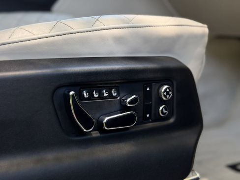 Used 2017 Bentley Bentayga AWD/4WD image 22