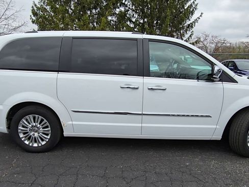 Used 2014 Chrysler Town & Country Limited w/ Luxury Group FWD image 9