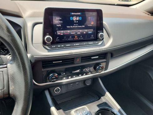 Used 2023 Nissan Rogue SV image 12