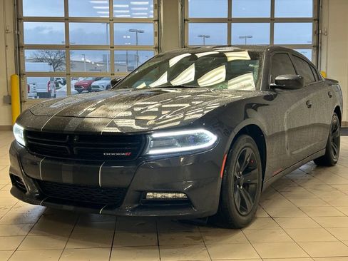 Used 2017 Dodge Charger SXT image 3