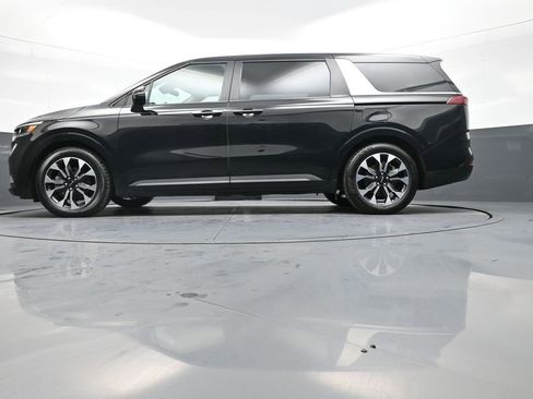 Used 2023 Kia Carnival EX image 34