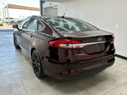 Used 2017 Ford Fusion SE w/ Fusion SE Technology Package FWD image 5