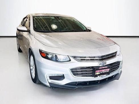 Used 2017 Chevrolet Malibu LT FWD image 3