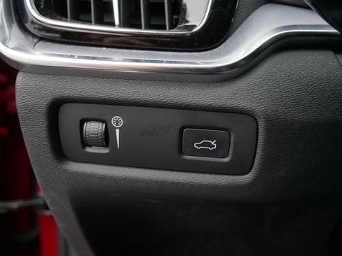 Used 2019 Volvo S60 T5 Momentum image 16