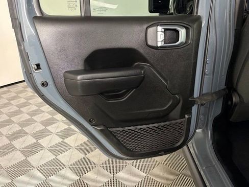 Used 2024 Jeep Wrangler Unlimited image 21