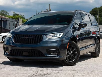Used 2021 Chrysler Pacifica Limited w/ Uconnect Theater Family Group