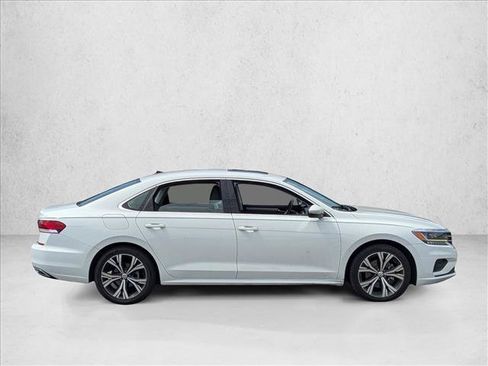 Used 2022 Volkswagen Passat 2.0T SE FWD image 4