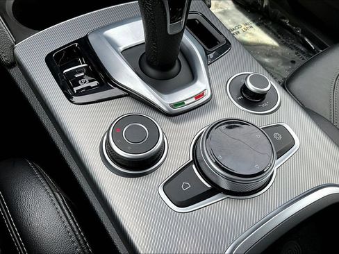 Used 2023 Alfa Romeo Stelvio Veloce AWD/4WD image 14