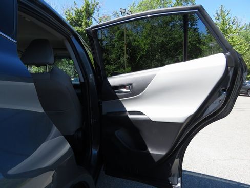 Used 2022 Toyota Venza LE image 16