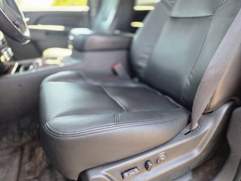 Used 2011 Chevrolet Tahoe LTZ RWD image 24