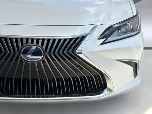 Used 2021 Lexus ES 300h w/ Accessory Package FWD image 18