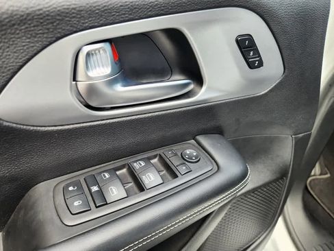 Used 2023 Chrysler Pacifica Touring-L w/ S Appearance Package image 25