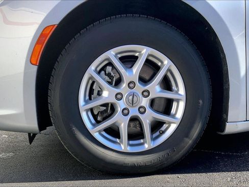 Used 2023 Chrysler Pacifica Touring-L image 9