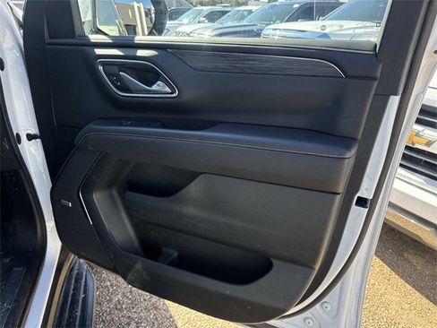 Used 2022 GMC Yukon XL SLT w/ SLT Premium Package image 18