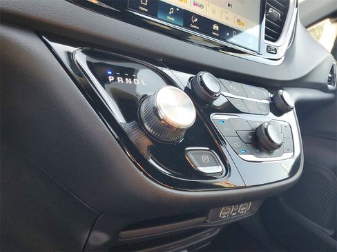 New 2025 Chrysler Voyager LX image 18