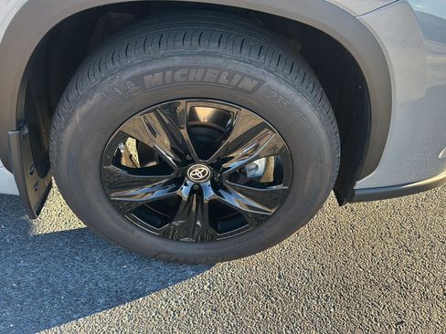 Certified 2024 Toyota Highlander XLE image 36