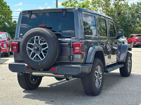Used 2025 Jeep Wrangler Unlimited Sahara w/ Dual Top Group AWD/4WD image 5