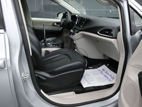 Used 2024 Chrysler Pacifica Limited FWD image 20