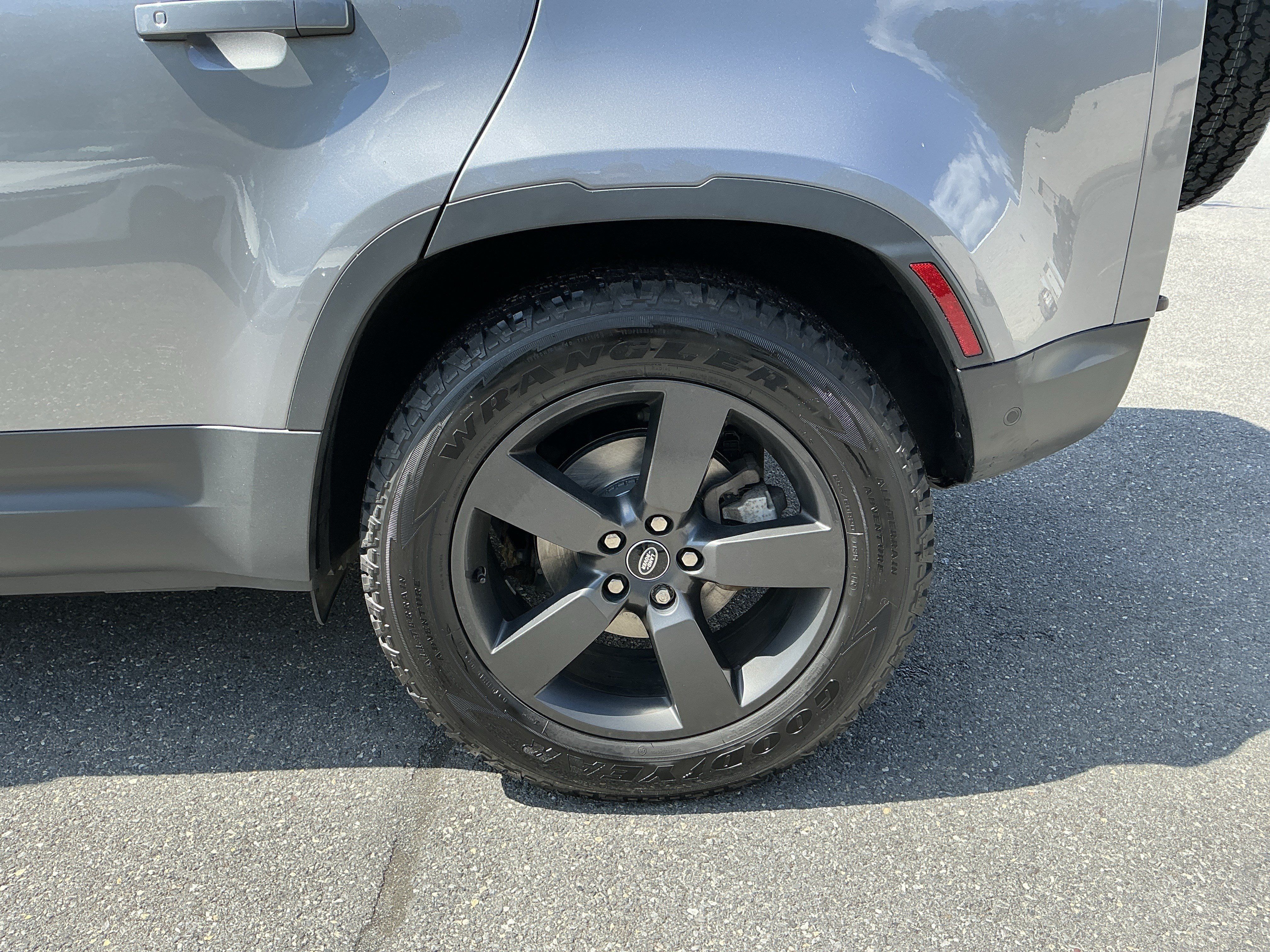 Used 2023 Land Rover Defender 110 S AWD/4WD image 9