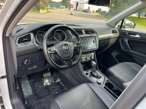 Used 2018 Volkswagen Tiguan SEL AWD/4WD image 15
