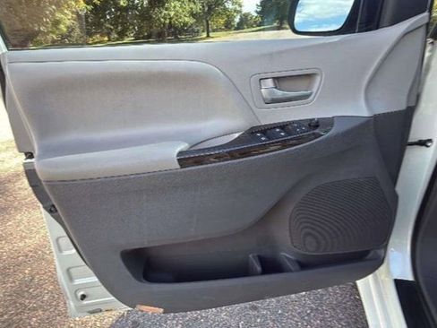 Used 2015 Toyota Sienna XLE image 23