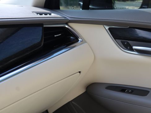Used 2022 Cadillac XT6 Premium Luxury w/ Technology Package FWD image 41