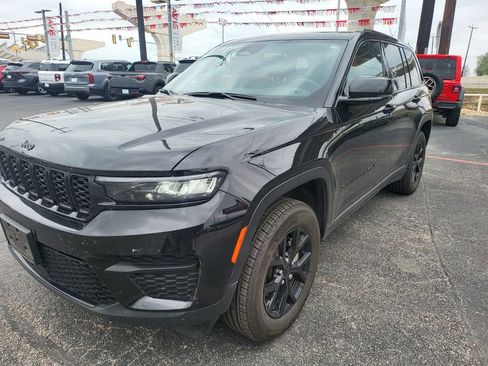 Used 2025 Jeep Grand Cherokee Altitude image 1