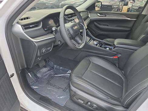 Used 2023 Jeep Grand Cherokee Limited w/ Luxury Tech Group II AWD/4WD image 10