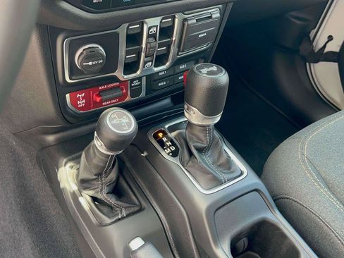 Used 2024 Jeep Wrangler Unlimited AWD/4WD image 18