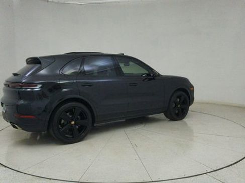 Used 2025 Porsche Cayenne w/ Premium Package image 72
