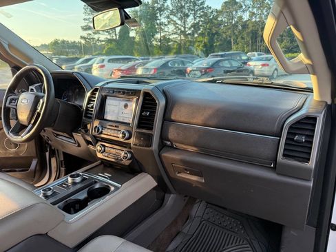 Used 2018 Ford Expedition XLT w/ Equipment Group 202A AWD/4WD image 31