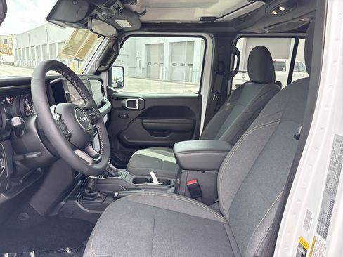 Used 2025 Jeep Gladiator Sport AWD/4WD image 18