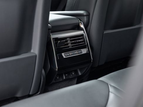 Used 2025 Land Rover Range Rover Sport SE image 33