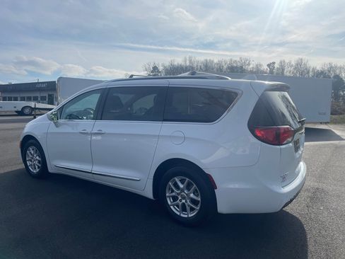 Used 2020 Chrysler Pacifica Touring-L image 3