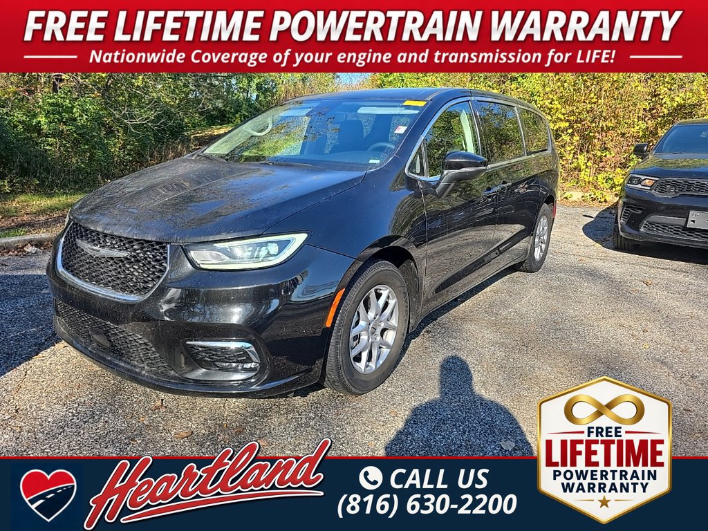 Used 2023 Chrysler Pacifica Touring-L FWD image 1
