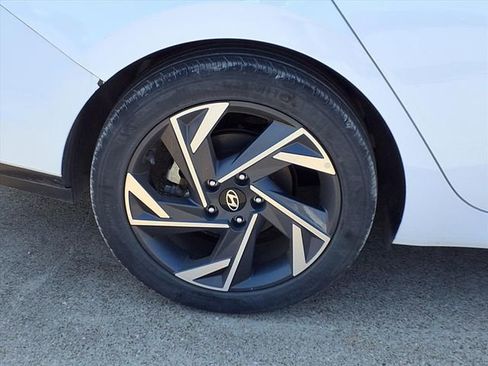 Used 2024 Hyundai Elantra Limited image 5