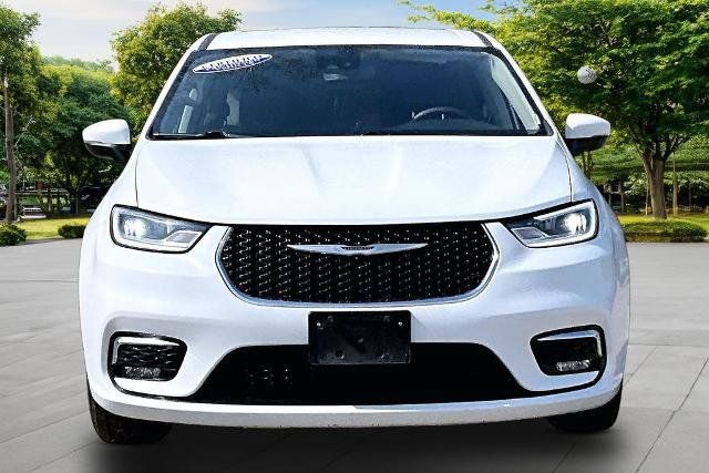 Used 2023 Chrysler Pacifica Touring-L FWD image 3