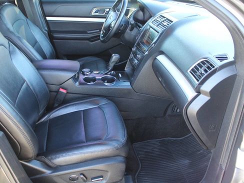 Used 2016 Ford Explorer XLT w/ Equipment Group 202A image 10