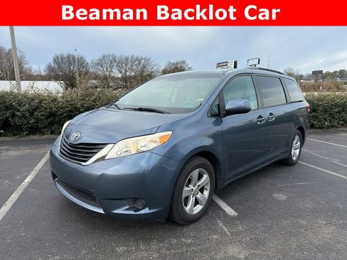 Used 2013 Toyota Sienna LE image 1